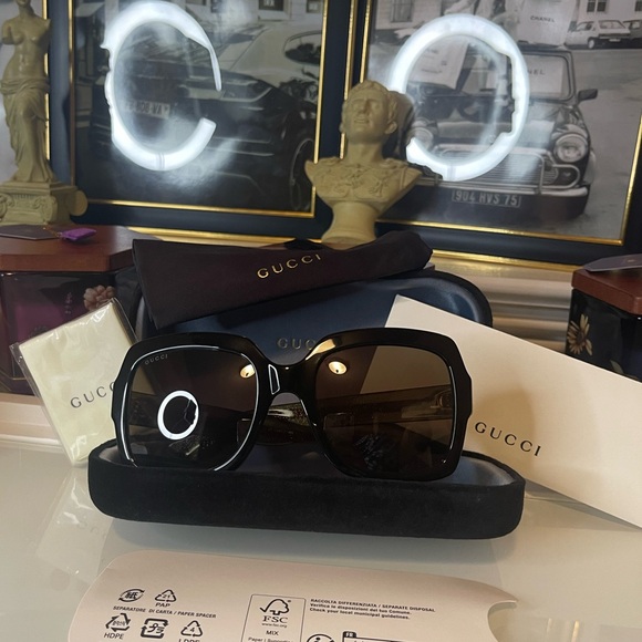 Authentic brand NEW GUCCI Sunglasses Black Green Red ❤️ comes with organizer ❤️ - Picture 7 of 12